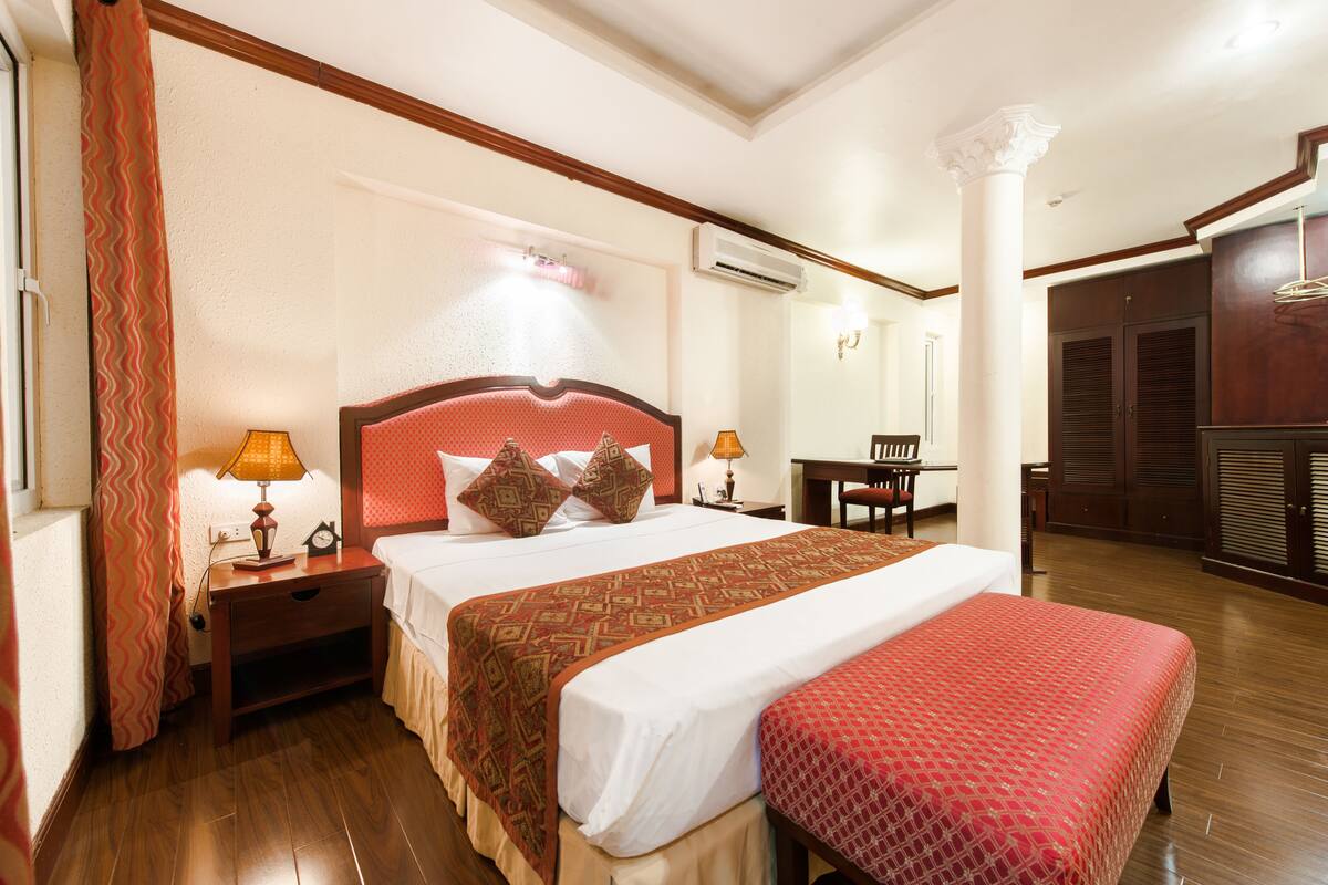 Executive Room | Minibar, in-room safe, desk, iron/ironing board (on request)