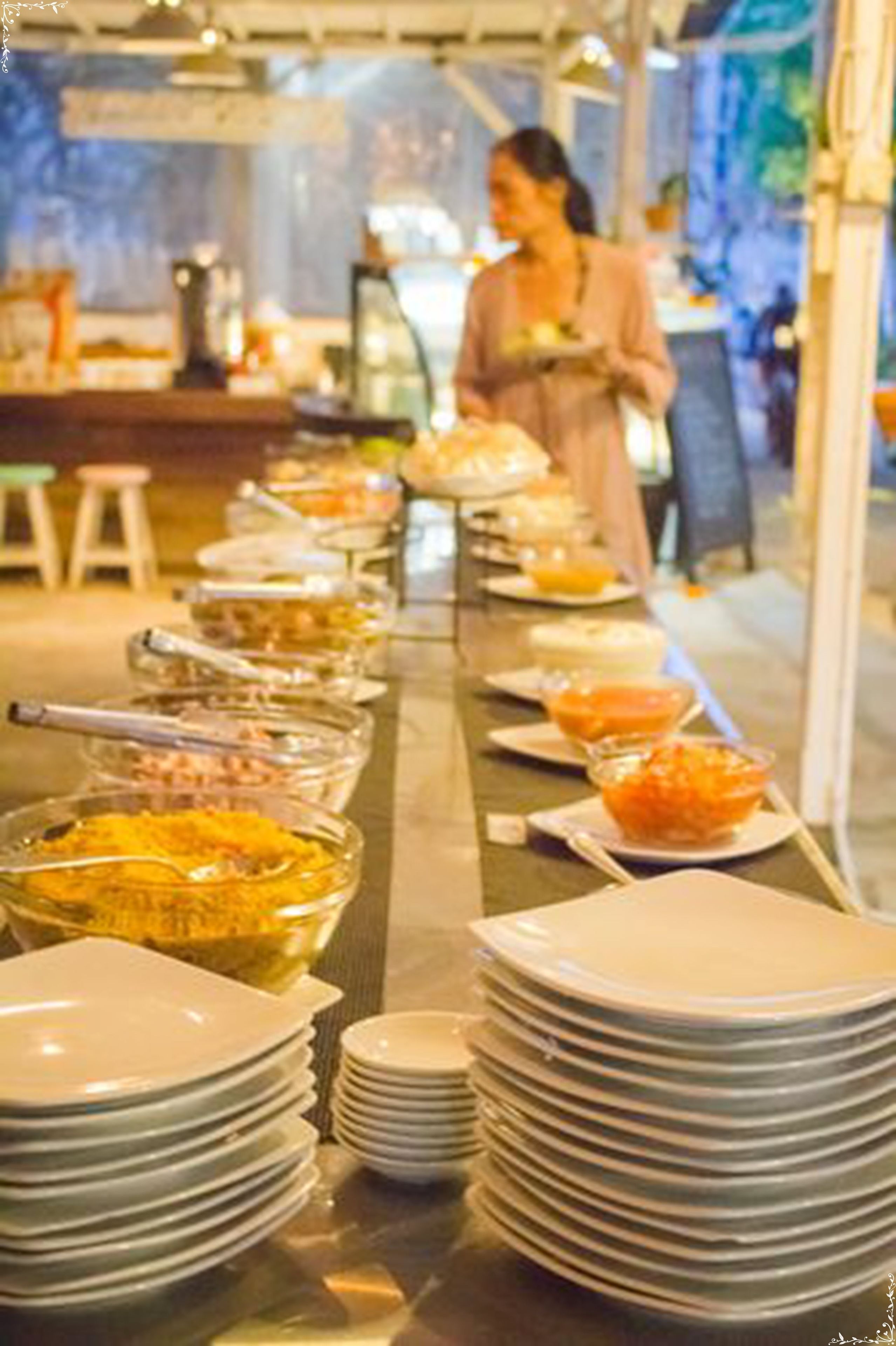 breakfast, lunch, dinner served; international cuisine