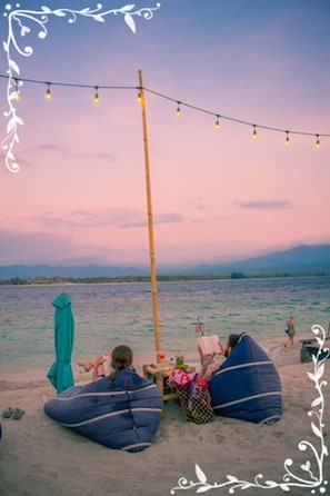 Plage, sable blanc, chaises longues, parasols