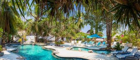 Piscine extérieure, chaises longues
