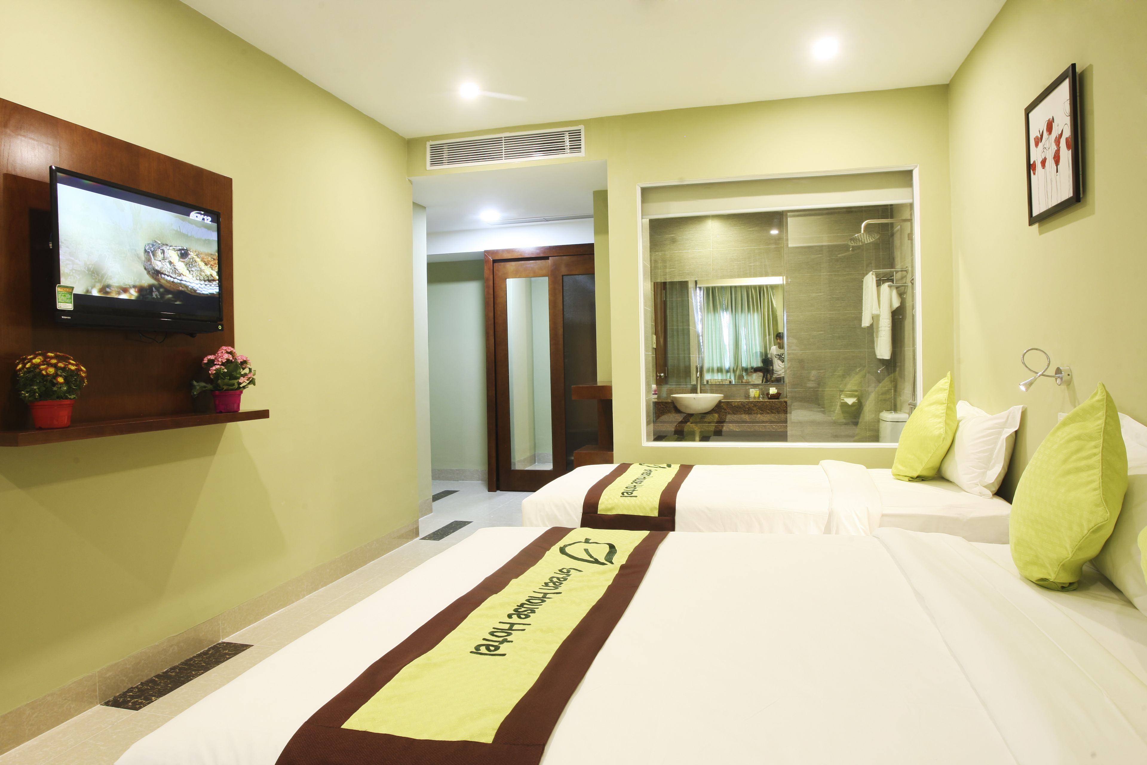 senior deluxe room, partial ocean view | minibar, in-room safe, desk, soundproofing