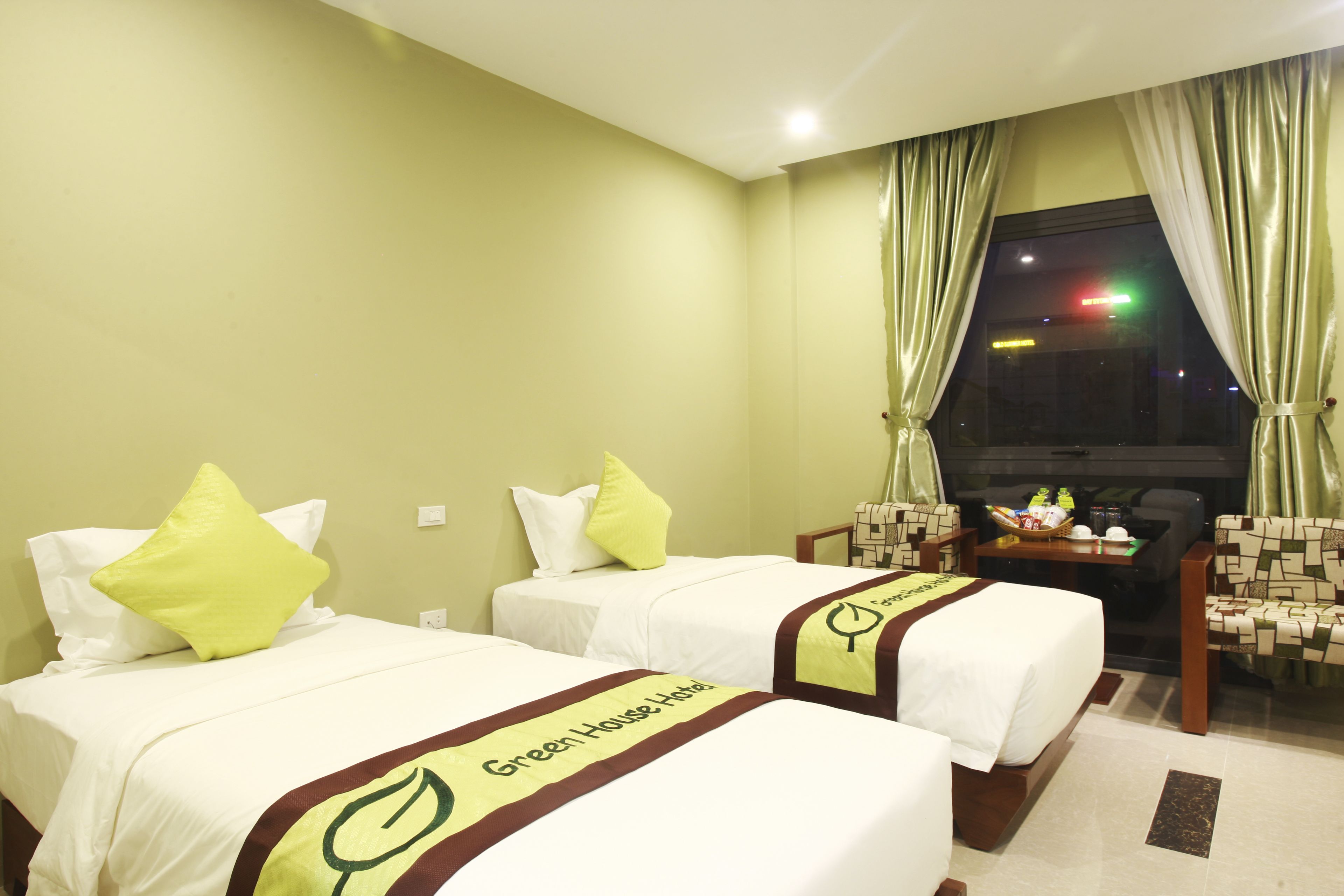 deluxe room, non smoking, city view | minibar, in-room safe, desk, soundproofing