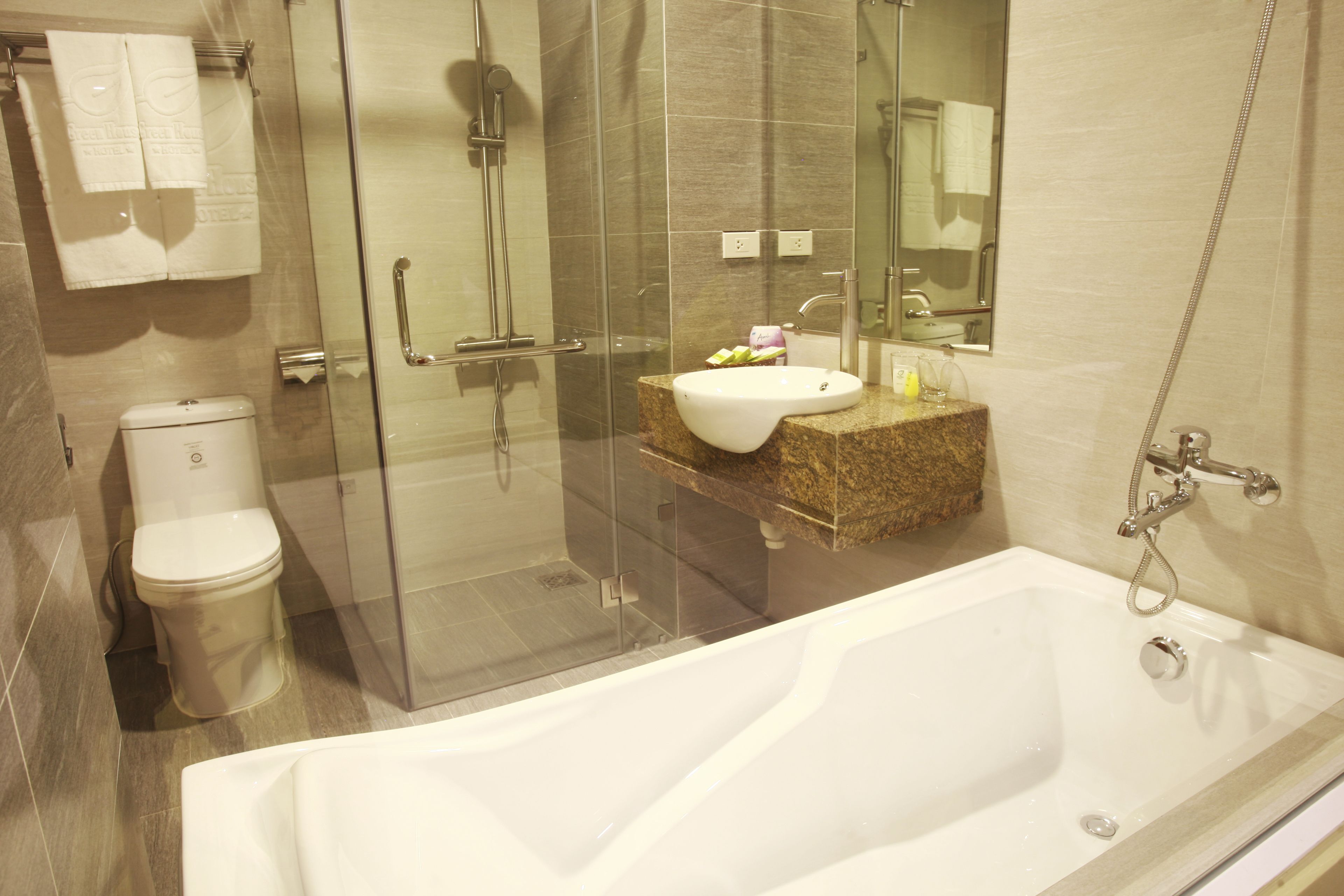 deluxe room, non smoking, city view | bathroom | free toiletries, hair dryer, towels