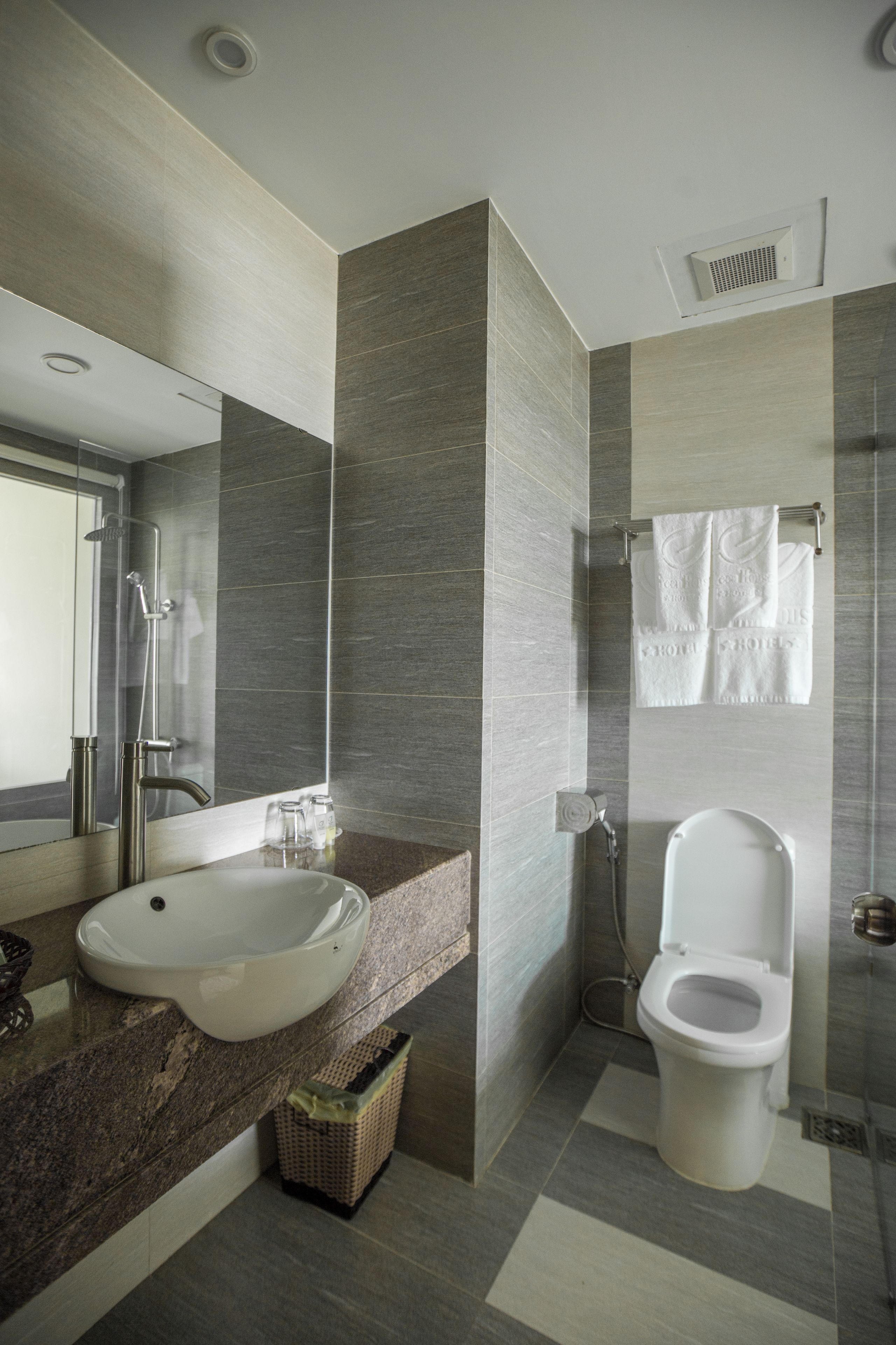 deluxe room, non smoking, city view | bathroom | free toiletries, hair dryer, towels