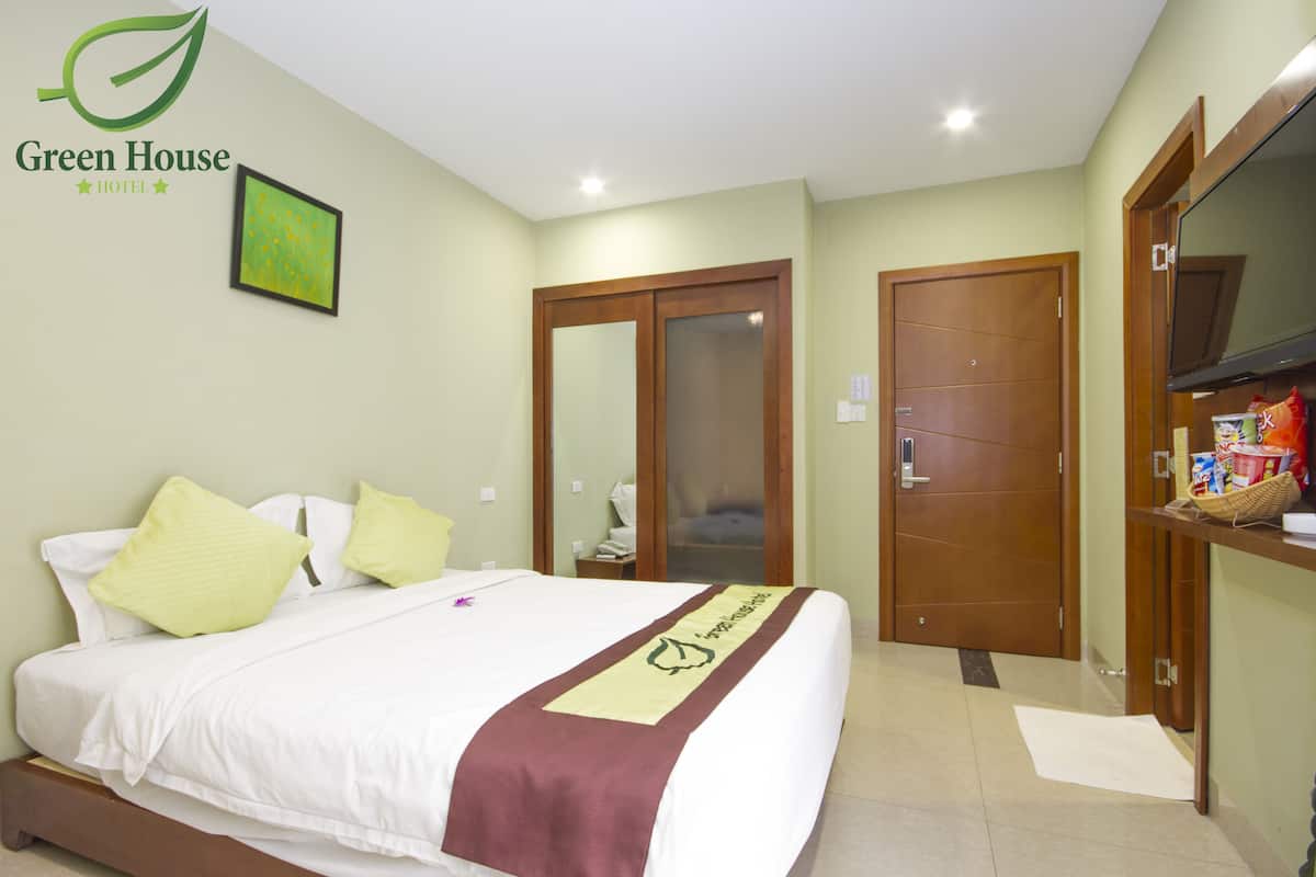 Superior Room, Balcony, City View | Minibar, in-room safe, desk, soundproofing