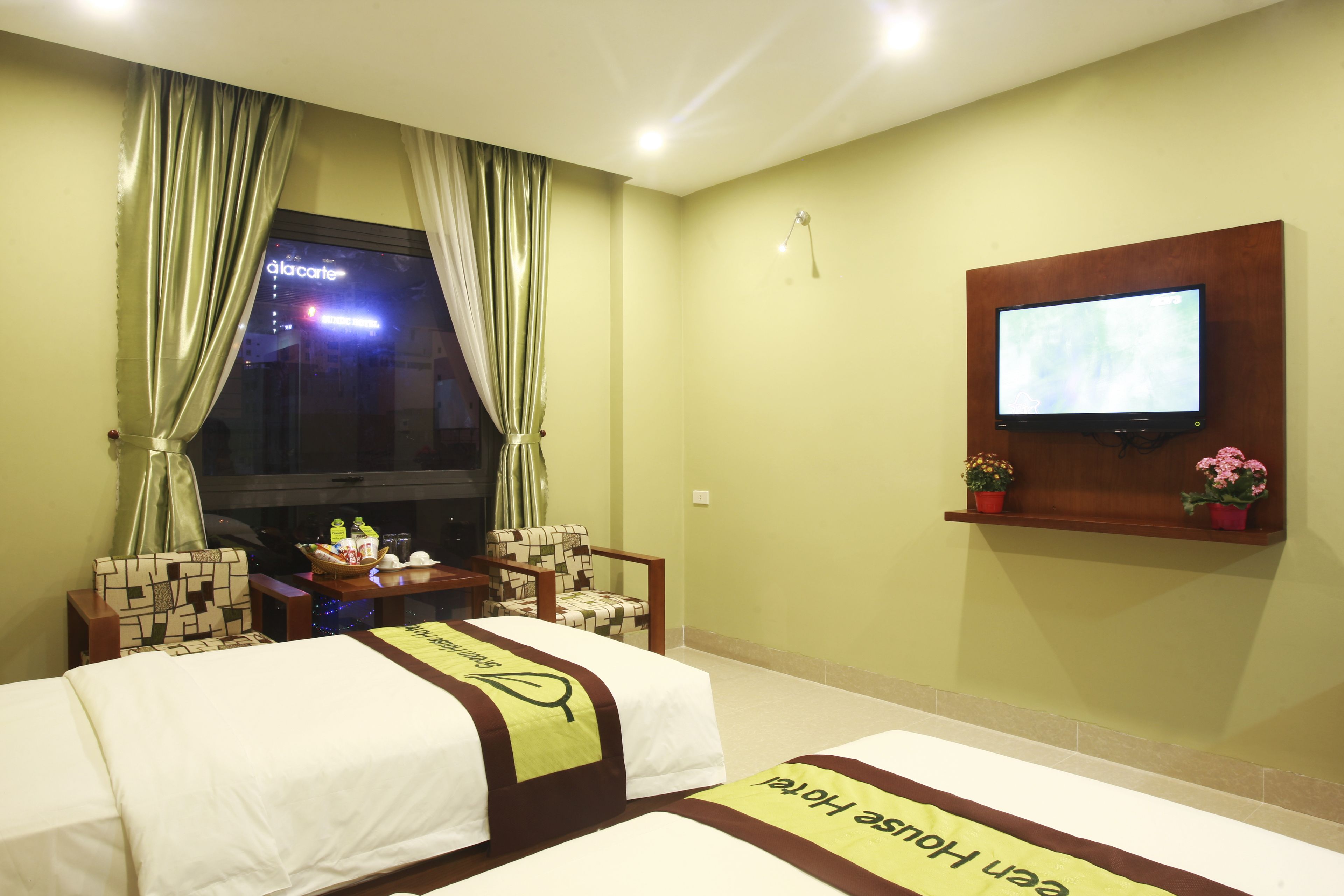 deluxe room, non smoking, city view | minibar, in-room safe, desk, soundproofing