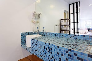 Deluxe Double Room, Sea View | Bathroom | Free toiletries, hair dryer, slippers, towels - Summer Delight B&B (Hengchun)