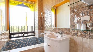 Habitación Deluxe doble, vistas al mar | Baño | Artículos de higiene personal gratuitos, secador de pelo y zapatillas