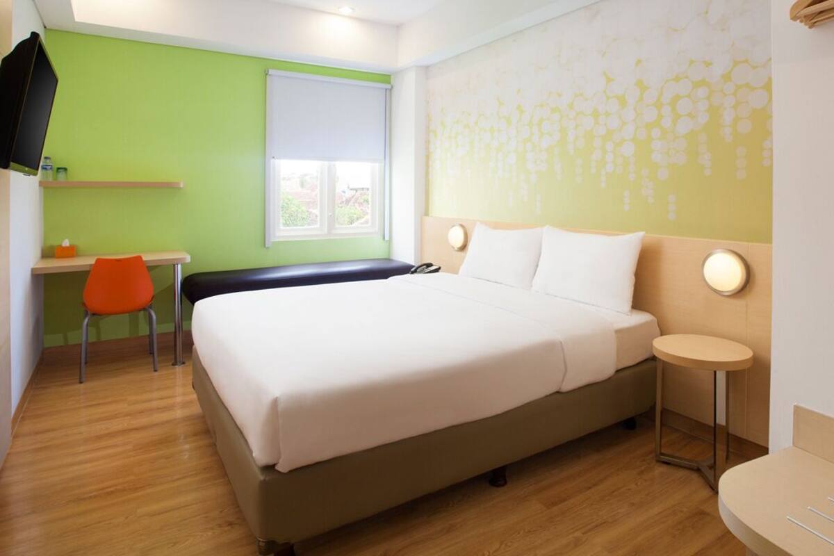 Zest Queen Room | In-room safe, desk, blackout curtains, soundproofing