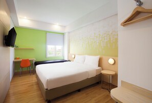 Quarto (Zest Queen) | Cofres nos quartos, escrivaninha, cortinas blackout