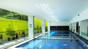 Una piscina cubierta