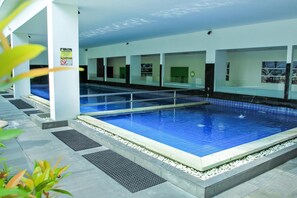 Indoor pool - Zest Hotel Yogyakarta (Yogyakarta)