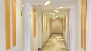 Caja fuerte, escritorio, cortinas opacas y sistema de insonorización