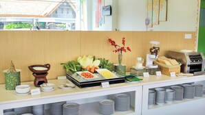 Se ofrece un desayuno bufé todos los días (por un coste adicional)