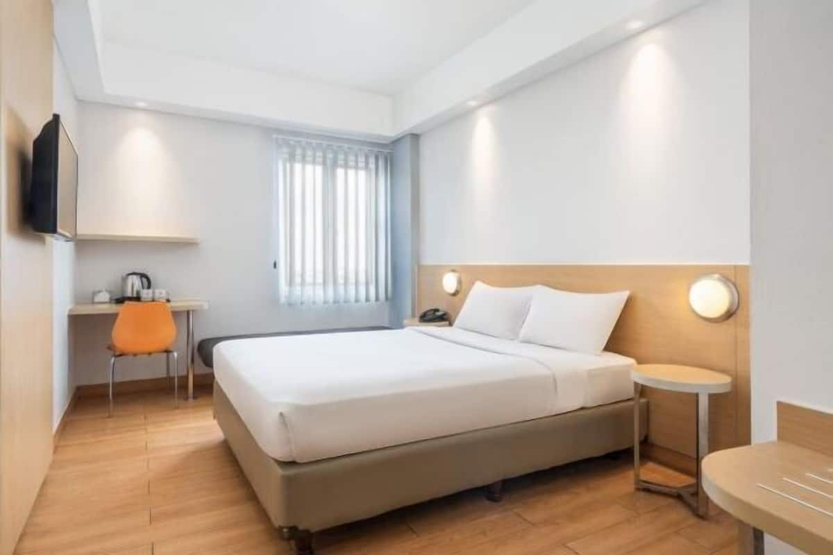 Zimmersafe, Schreibtisch, Verdunkelungsvorhänge, schallisolierte Zimmer