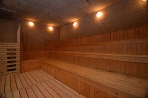 A sauna with wooden benches and a tiled ceiling. - Capsule & Spa Grand Sauna Shinsaibashi (Osaka)