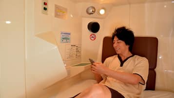 Male Shared Capsule (Tattoos not allowed) Check out by 10AM each day even if consecutive stay | 遮光カーテン、WiFi (無料)、ベッドシーツ