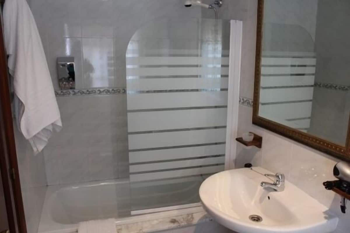 double or twin room | bathroom | combined shower/bathtub, free toiletries, hair dryer, towels