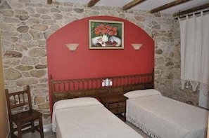 Doppel- oder Zweibettzimmer | Hochwertige Bettwaren, Schreibtisch, Zustellbetten