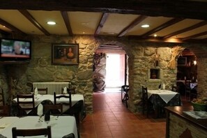 Breakfast and dinner served, Regional cuisine - Casa Rural Outeiro (Sanxenxo)