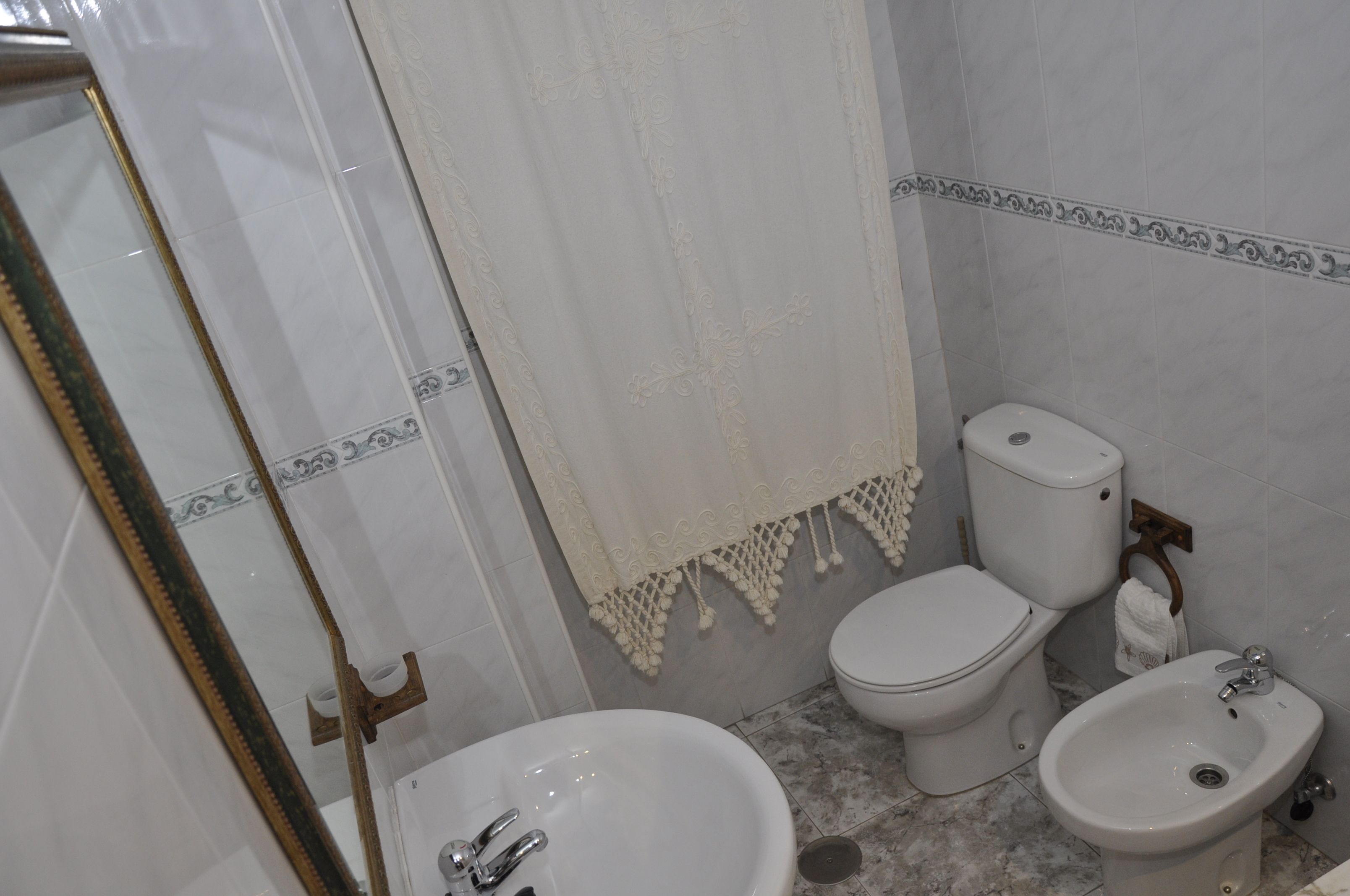 combined shower/bathtub, free toiletries, hair dryer, towels