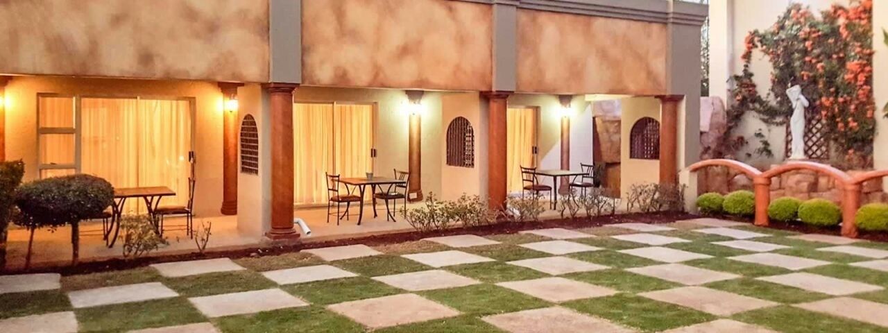 Desayuno a la carta diario (ZAR 130 por persona)