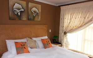 In-room safe, desk, blackout curtains, iron/ironing board - Homestay Travel Guest House (Roodepoort)