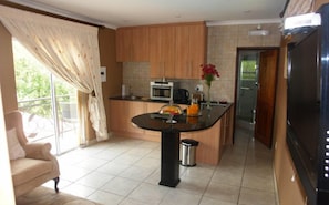 Coffee/tea maker, electric kettle - Homestay Travel Guest House (Roodepoort)