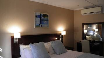 Executive Suite incl breakfast | Cofres nos quartos, escrivaninha, cortinas blackout