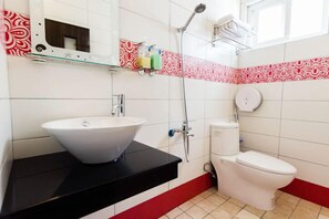 陽台四人房, 兩大床 | 浴室 | 淋浴設備、免費梳洗用品、風筒、拖鞋