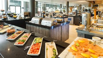 Petit déjeuner buffet (22 EUR par personne)