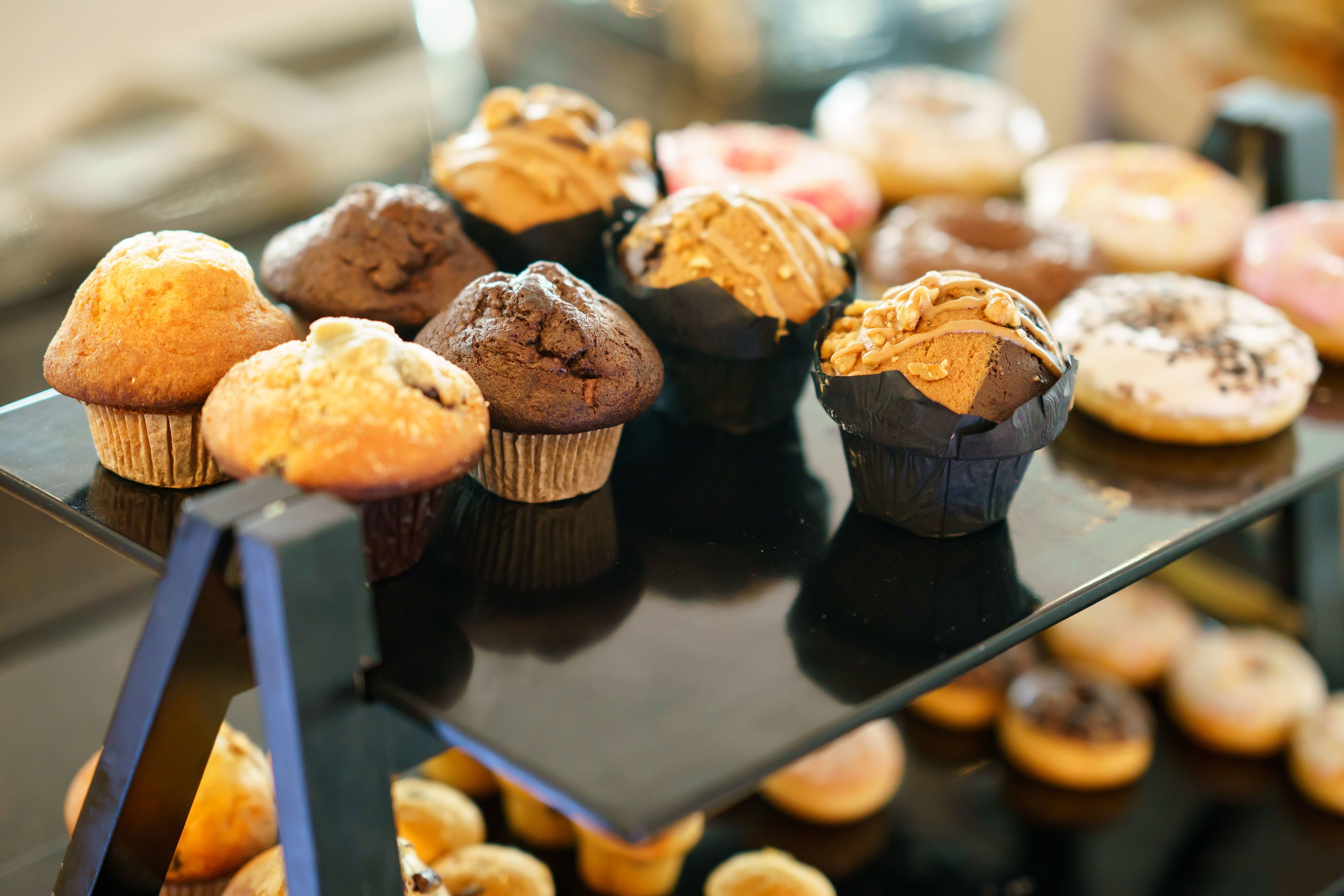 Une variété de muffins et de beignets présentés sur un plateau.