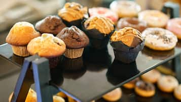 Una bandeja con varios muffins y donas.