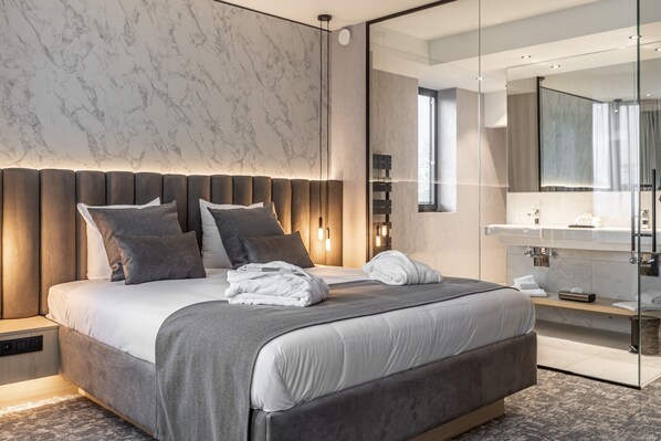 Luxury Suite | Premium bedding, free minibar, in-room safe, desk - Van Der Valk Hotel Mons Congres (Mons)