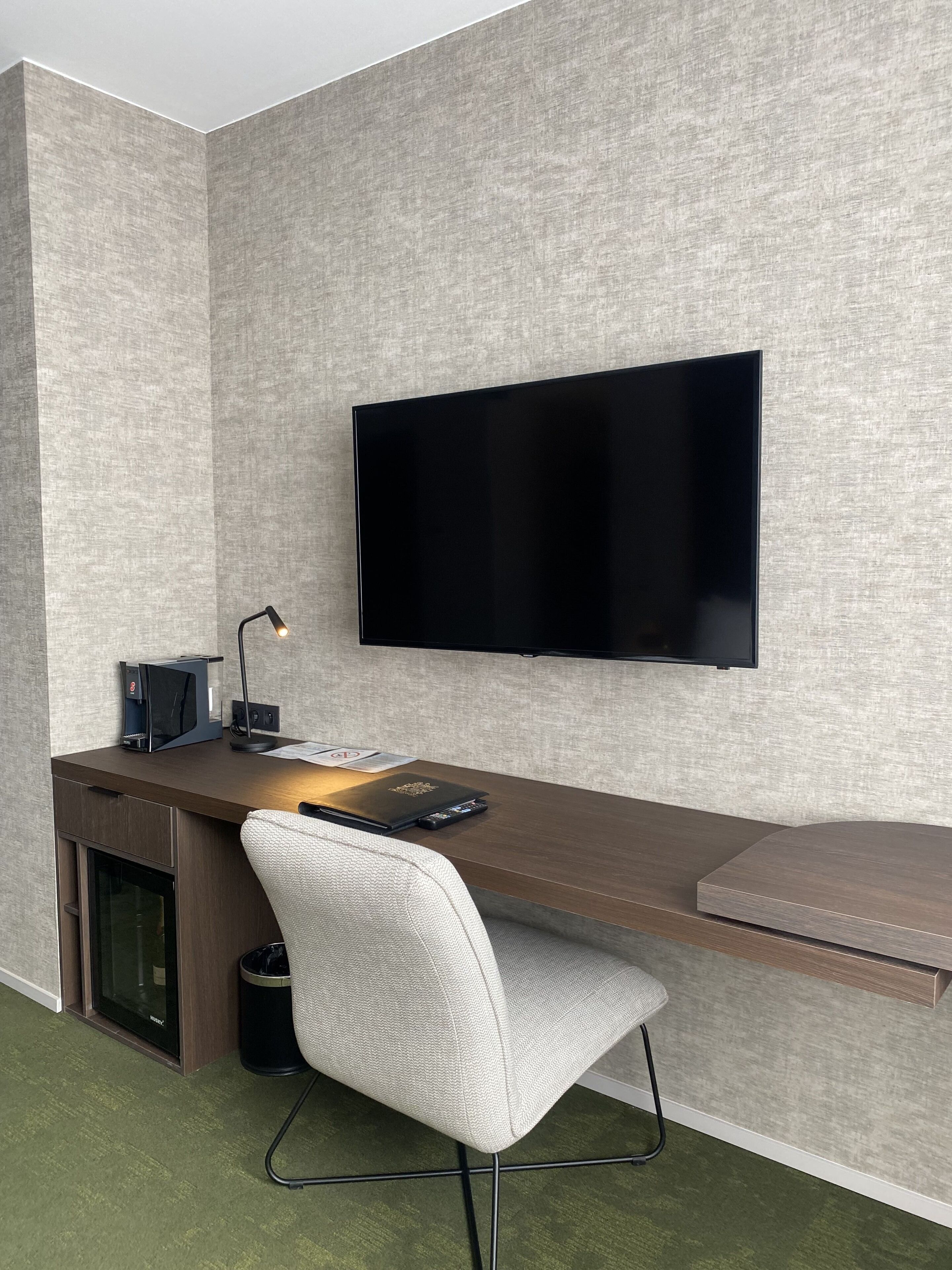 deluxe suite | premium bedding, free minibar, in-room safe, desk