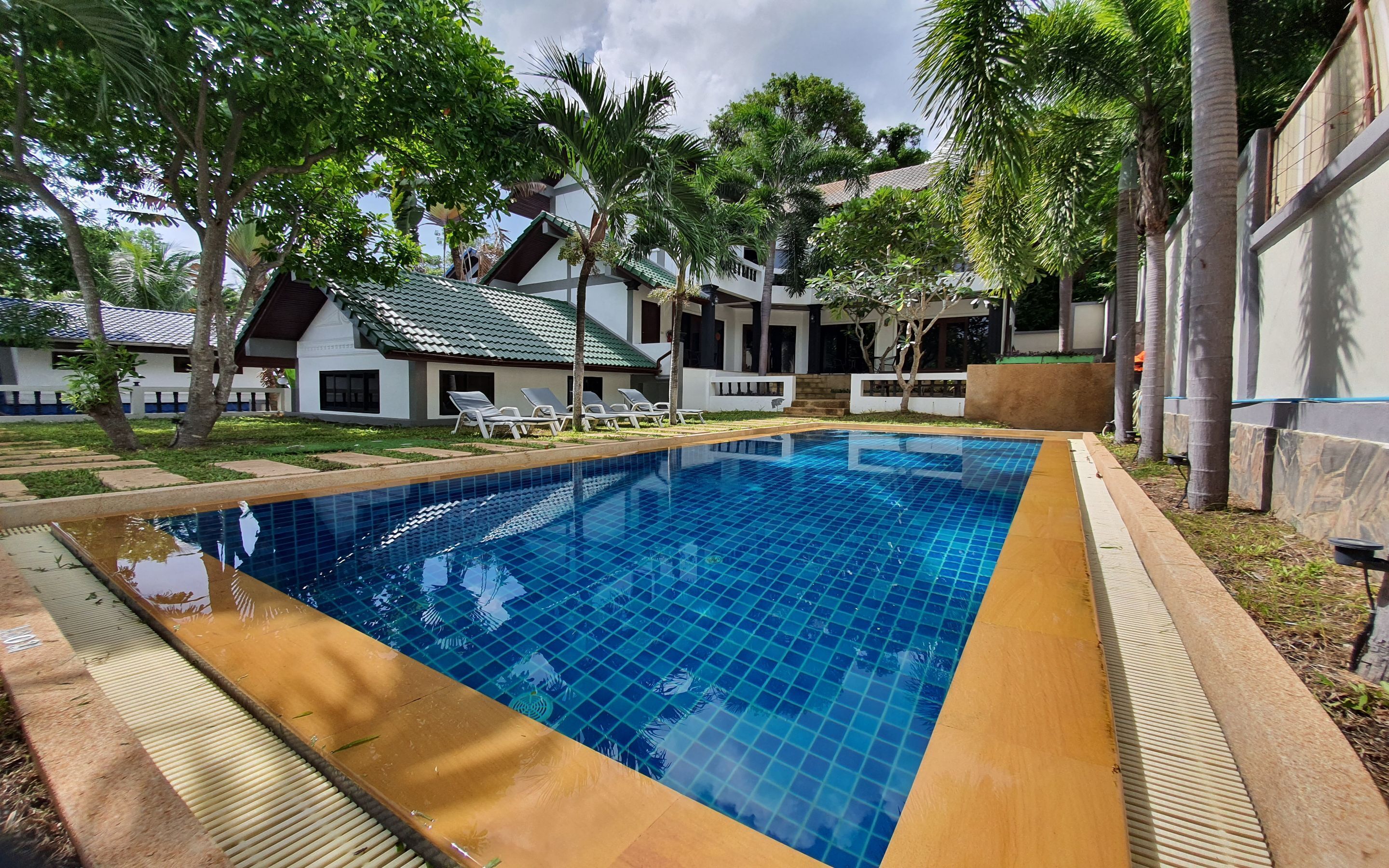 حمّام سباحة خارجي، مقاعد للتشمس