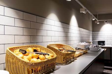 Desayuno buffet diario (EUR 12.50 por persona). a&o Stuttgart City - Hostel