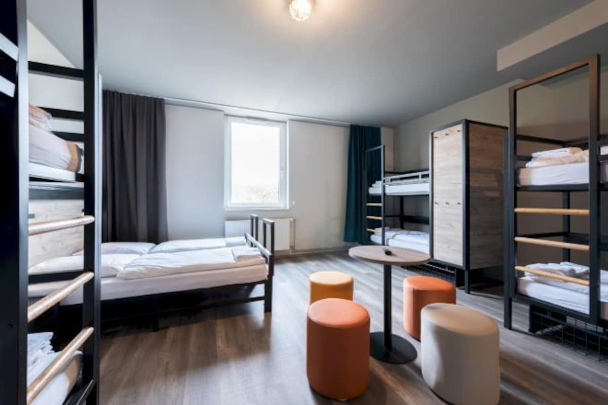 8-Bed Room