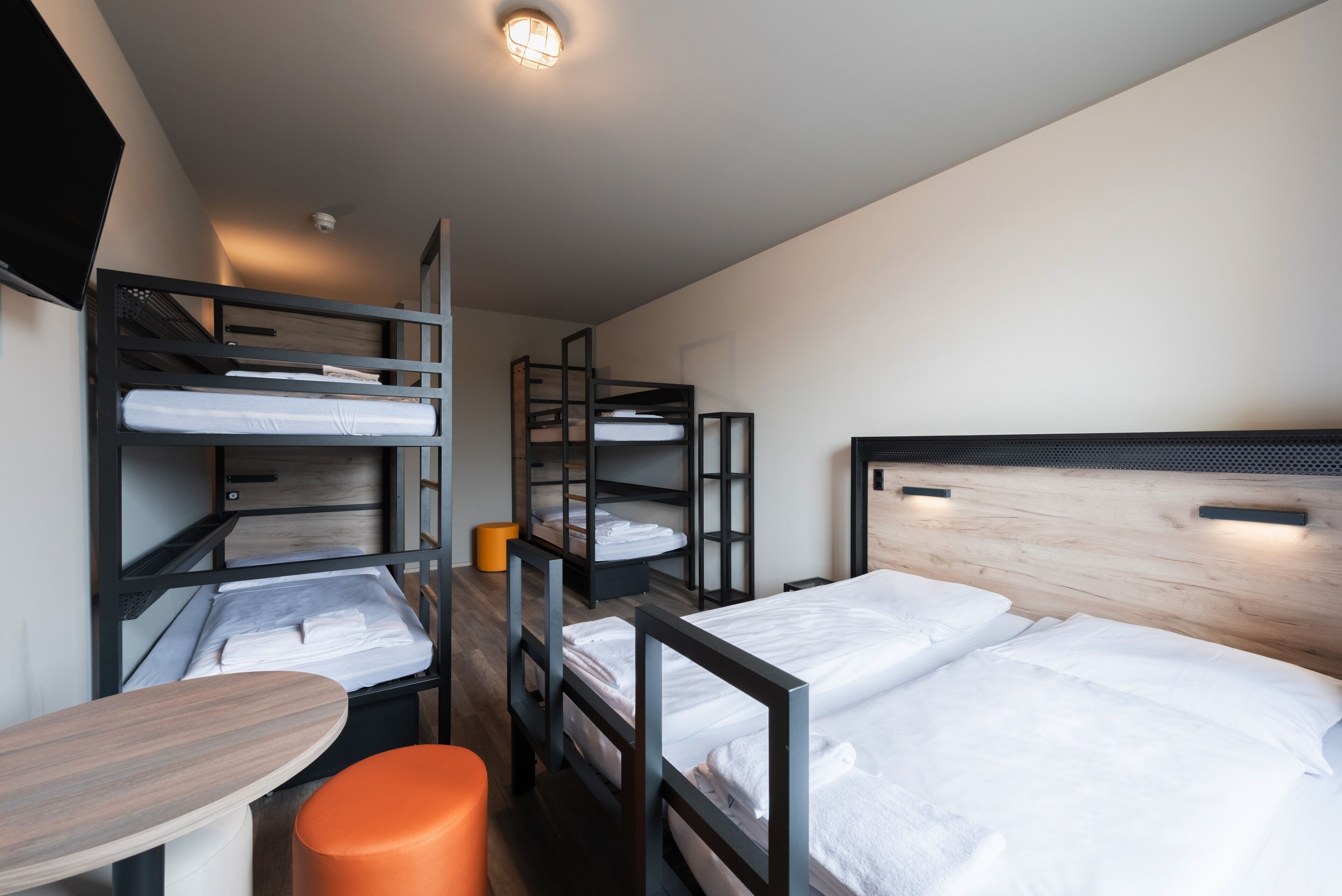 Felles sovesal | Safe på rommet, skrivebord, blendingsgardiner og lydisolert