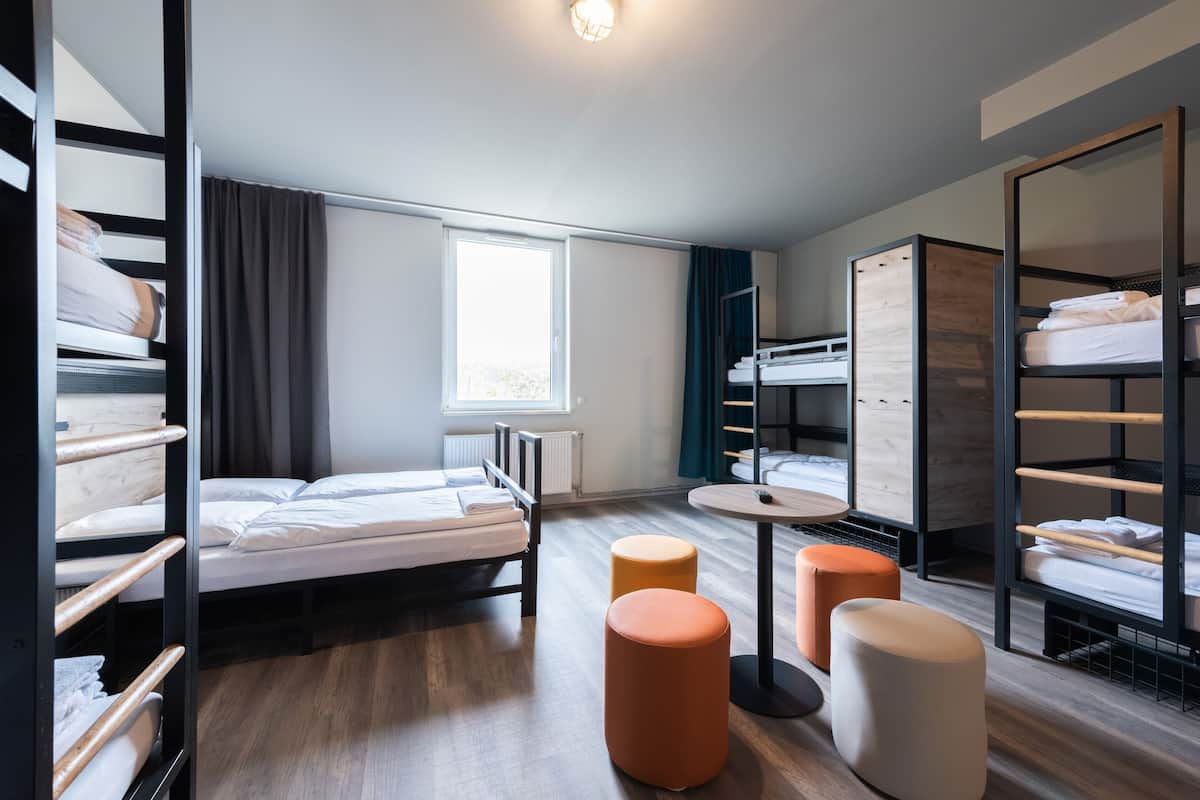 Dortoir partagĂ© | Coffre-fort, bureau, rideaux dâobscurcissement, systĂšme dâinsonorisation