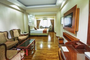 Executive Room, Non Smoking | In-room safe, desk, soundproofing, free WiFi