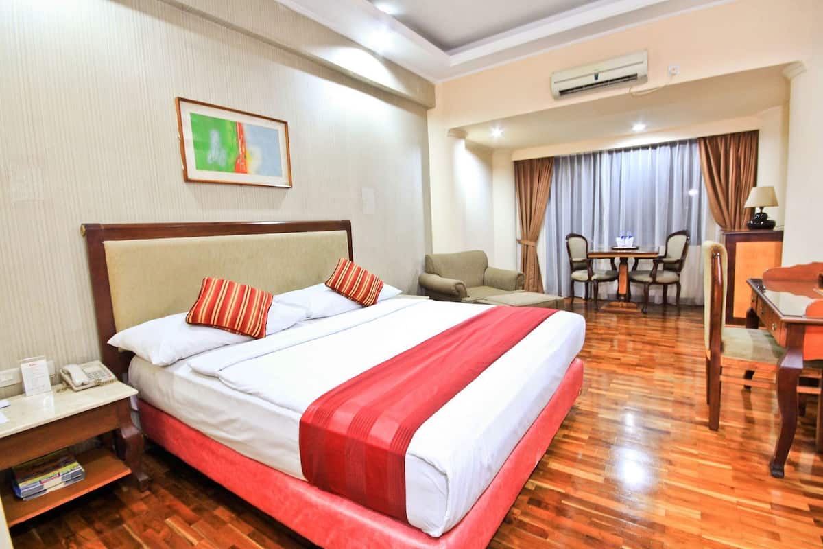 In-room safe, desk, soundproofing, free WiFi