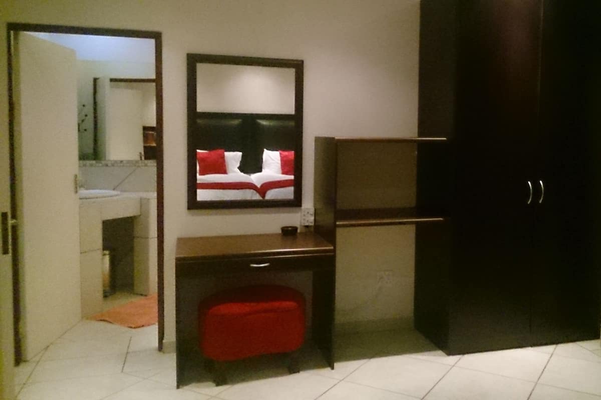 Apartment (1) | Premium bedding, in-room safe, desk, iron/ironing board