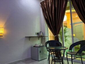 Quarto | Frigobar, escrivaninha, ferros/tábuas de passar roupa, Wi-Fi de cortesia