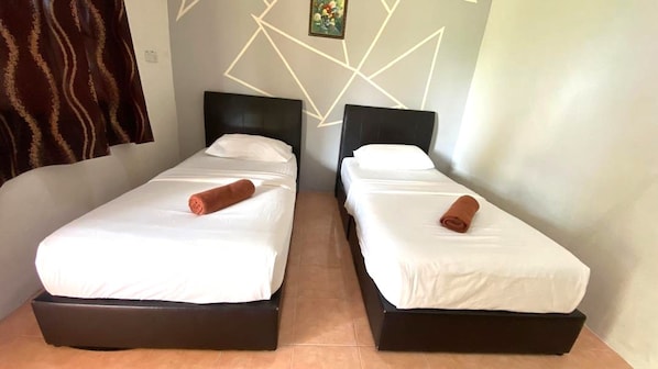 Deluxe Twin Room | Minibar, desk, iron/ironing board, free WiFi