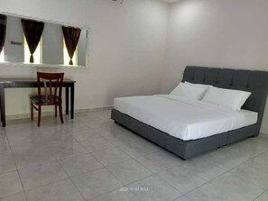 Quarto | Frigobar, escrivaninha, ferros/tábuas de passar roupa, Wi-Fi de cortesia