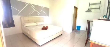 Deluxe Double Room | Minibar, desk, iron/ironing board, free WiFi