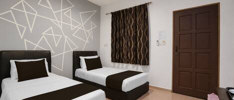 Deluxe Twin Room | Minibar, desk, iron/ironing board, free WiFi
