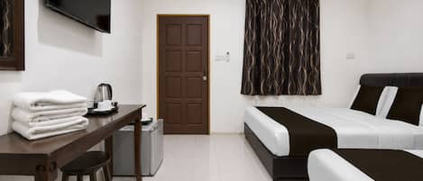 Deluxe Triple Room | Minibar, desk, iron/ironing board, free WiFi