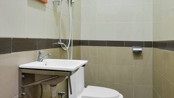 Deluxe Double Room | Bathroom | Shower, free toiletries, hair dryer, bidet